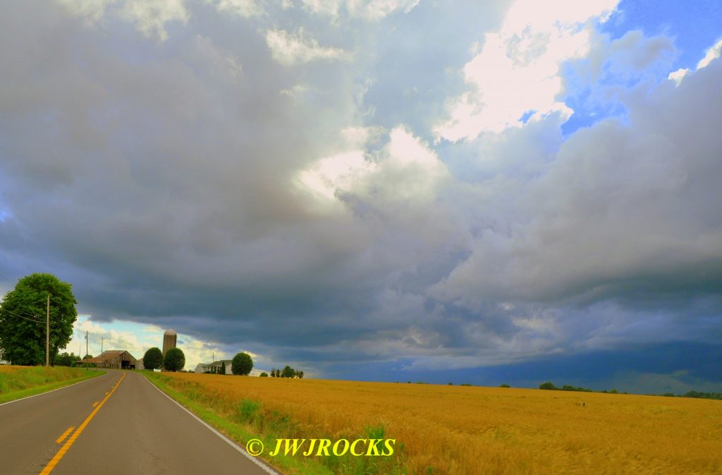 31 Storm Approaches From North